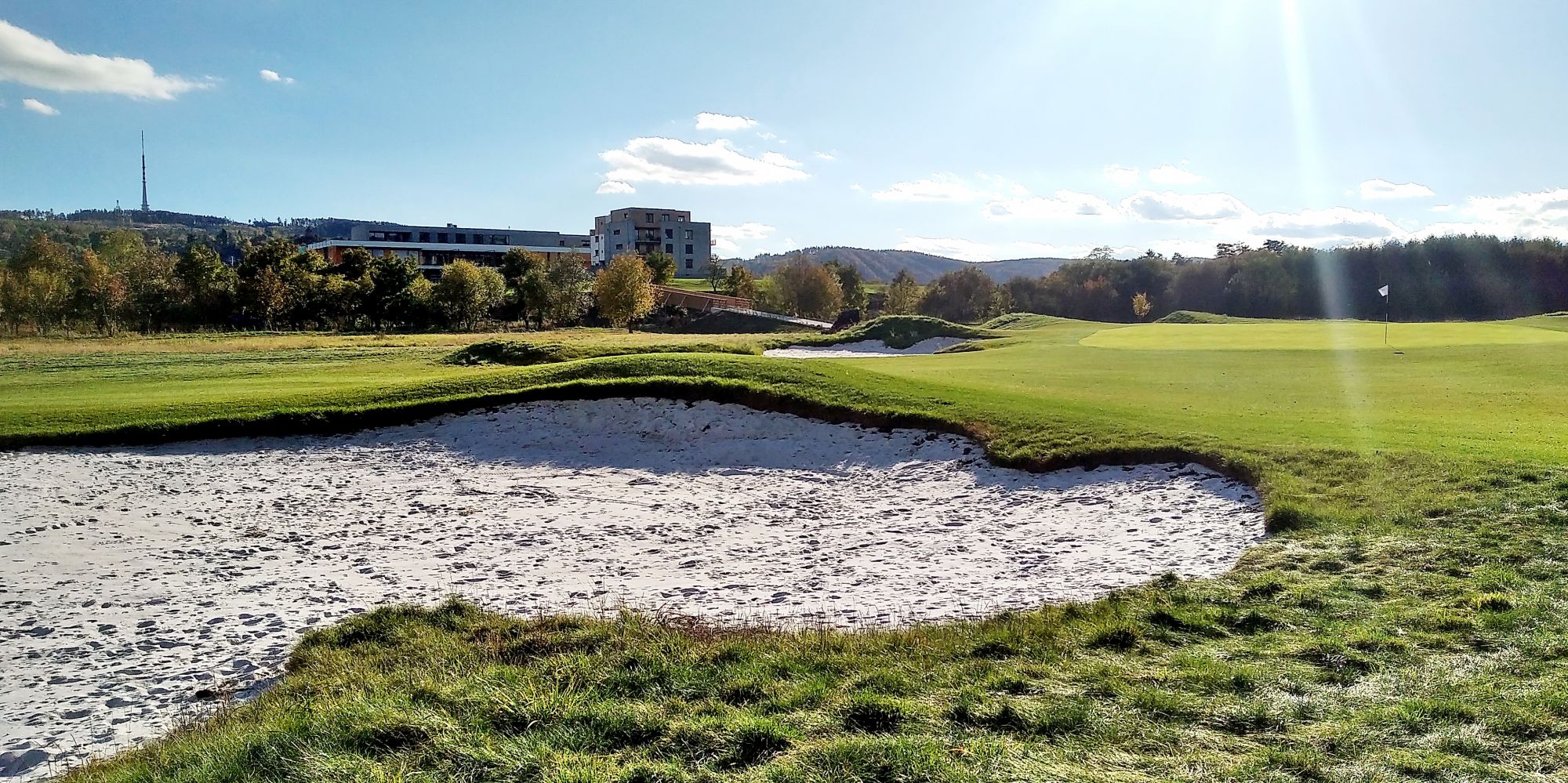 Jamka 18 s novou klubovnou v pozadí (foto: Prague City Golf)