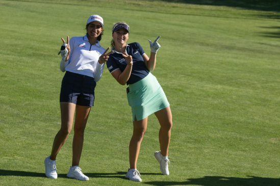 Sára Kousková a Diksha Dagar během 1. kola Ladies Italian Open (foto: LET - Tristan Jones)