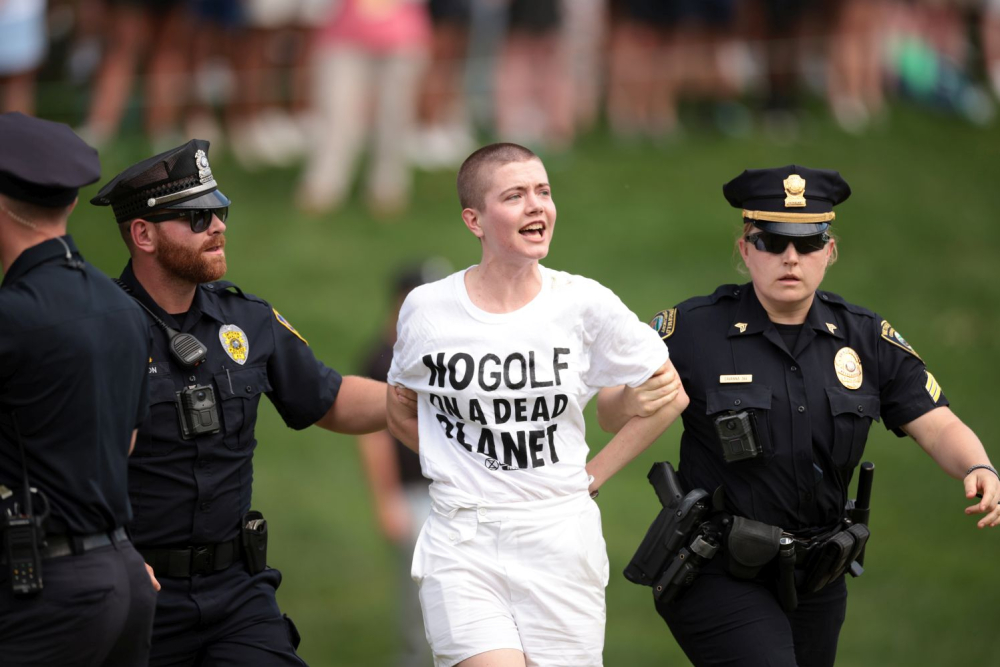 Protesty na Travelers Championship (Foto: Getty Images)