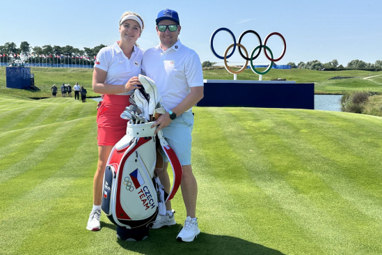 Sára Kousková a její caddie Jakub Mejzlík (Foto: archív Sáry Kouskové)