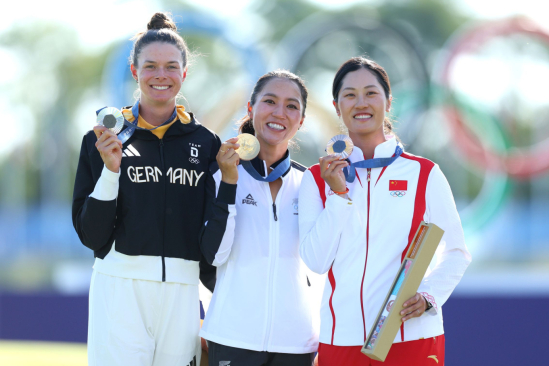 Lydia Ko (zlato) Esther Henseleit (stříbro) a Xiyu Lin (bronz), medailistky z Paříže (foto: GettyImages)