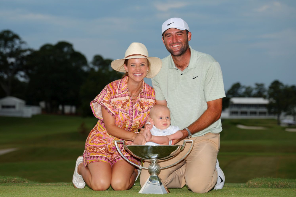 Scottie Scheffler s rodinou a trofejí (Foto: Getty Images)