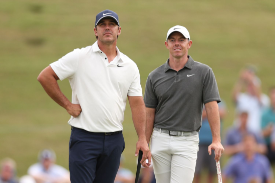 Brooks Koepka a Rory McIlroy (foto: GettyImages).