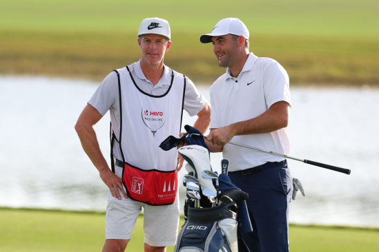 Scottie Scheffler a jeho caddie Ted Scott (Foto: Getty Images)