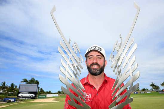 John Parry s trofejí pro vítěze (foto: GettyImages)