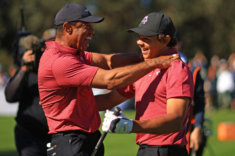 Tiger Woods oslavuje eso svého syna Charlieho (foto: GettyImages)