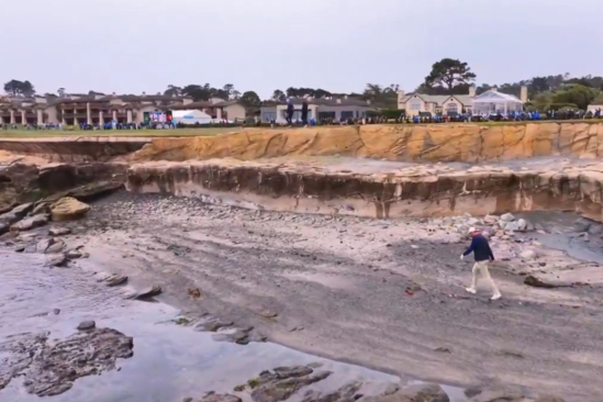 Scottie Scheffler na pláži v Pebble Beach.