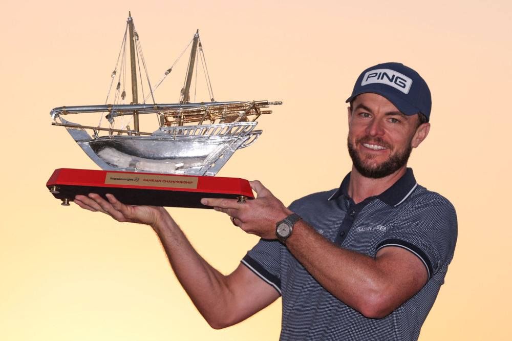 Laurie Canter s trofejí z Bahrajnu (foto: GettyImages)