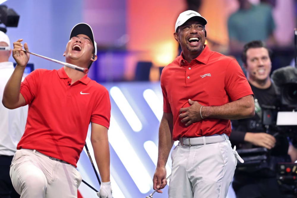 Tiger Woods a Tom Kim (foto: TGL/Megan Briggs)