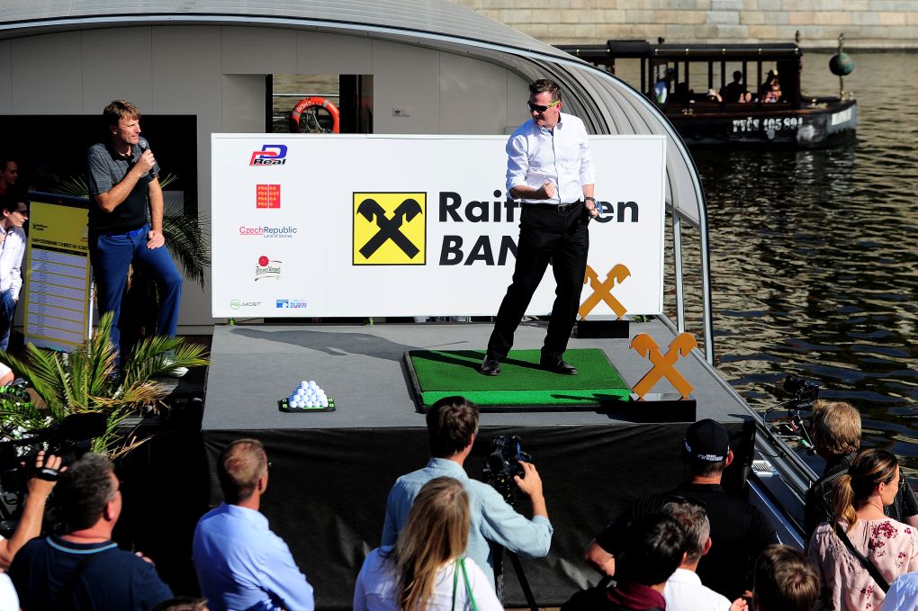 Raiffeisenbank exhibice na Vltavě