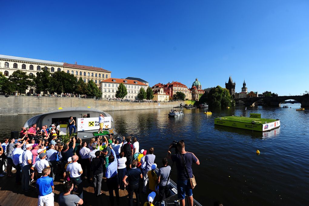 Raiffeisenbank exhibice na Vltavě