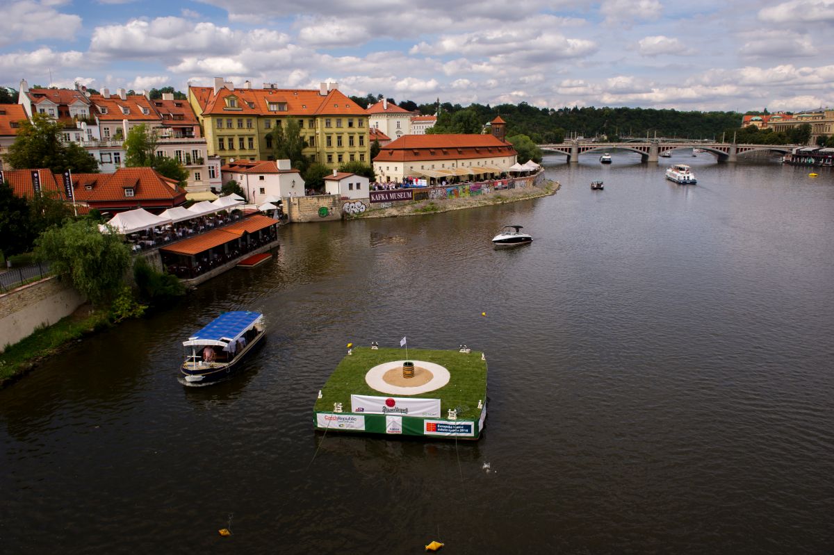 Exhibice na Vltavě.