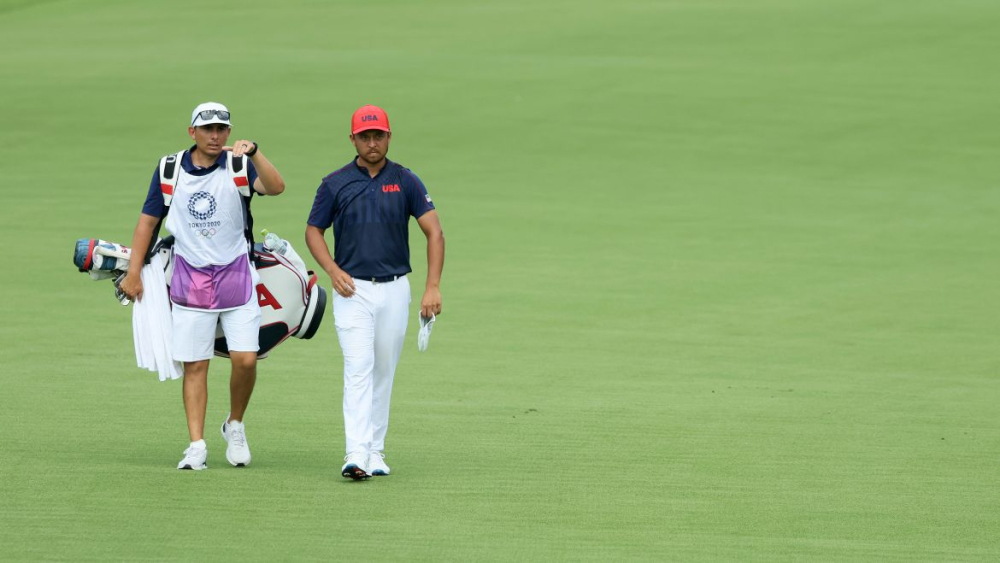 Xander Schauffele a jeho caddie Austin Kaiser